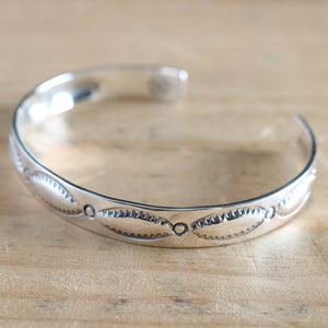 
                  
                    Load image into gallery viewer 【NORTH WORKS】Native Stamp Bangle BR-8463
                  
                