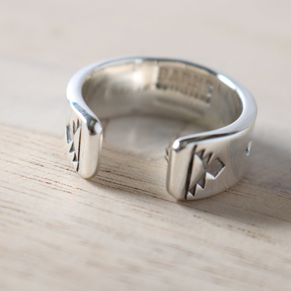 
                  
                    Load image into gallery viewer 【NORTH WORKS】Smile C-Type Ring BR-6005W
                  
                