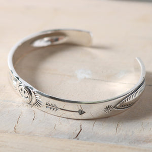 
                  
                    Load image into gallery viewer 【NORTH WORKS】Smile Arrow Bangle BR-8006W
                  
                