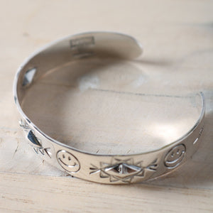 
                  
                    Load image into gallery viewer 【NORTH WORKS】Smile Repose Bangle BR-8008W
                  
                