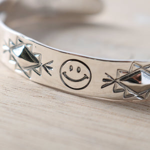 
                  
                    Load image into gallery viewer 【NORTH WORKS】Smile Repose Bangle BR-8008W
                  
                