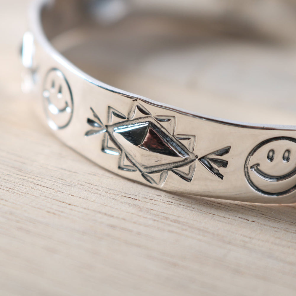 
                  
                    Load image into gallery viewer 【NORTH WORKS】Smile Repose Bangle BR-8008W
                  
                