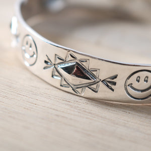 
                  
                    Load image into gallery viewer 【NORTH WORKS】Smile Repose Bangle BR-8008W
                  
                