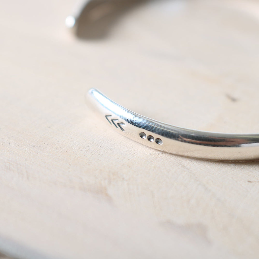 
                  
                    Load image into gallery viewer 【NORTH WORKS】3 Eyes Arrow Bangle BR-8012W
                  
                
