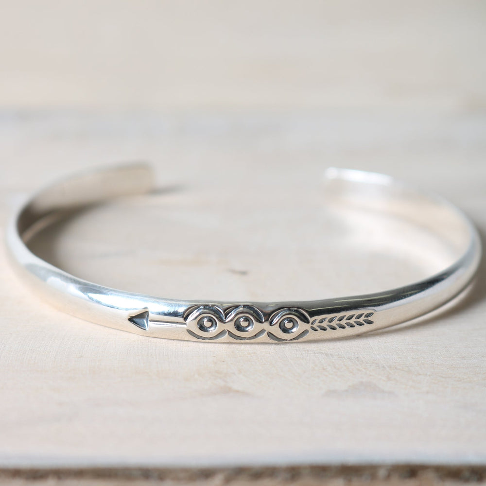 
                  
                    Load image into gallery viewer 【NORTH WORKS】3 Eyes Arrow Bangle BR-8012W
                  
                